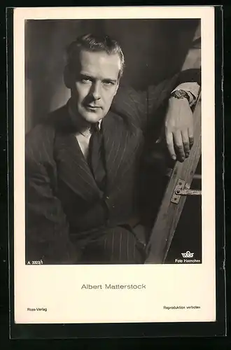 AK Schauspieler Albert Matterstock lässig an eine Leiter gelehnt