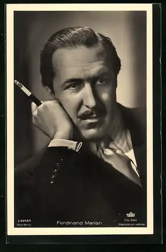 AK Schauspieler Ferdinand Marian mit Zigarette