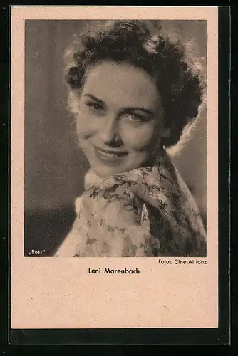AK Schauspielerin Leni Marenbach blickt lächelnd über die Schulter