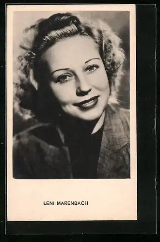 AK Schauspielerin Leni Marenbach im karierten Blazer