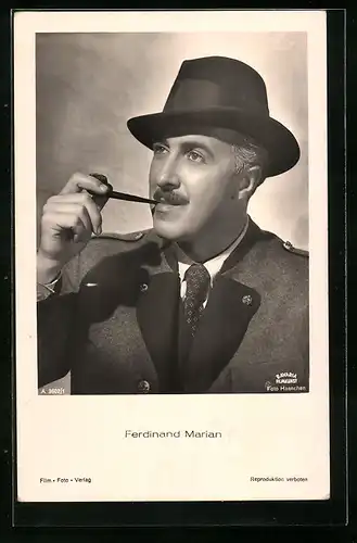 AK Schauspieler Ferdinand Marian mit Hut und Pfeife