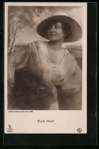 AK Schauspielerin Eva May in Kleid und mit Hut
