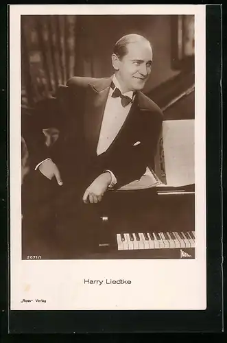 AK Schauspieler Harry Liedtke lehnt lässig am Klavier