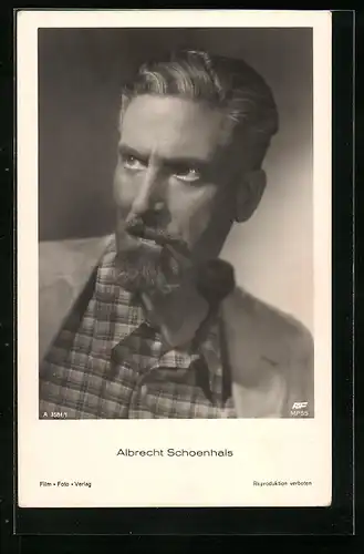 AK Schauspieler Albrecht Schoenhals mit ernstem Gesicht im Karohemd