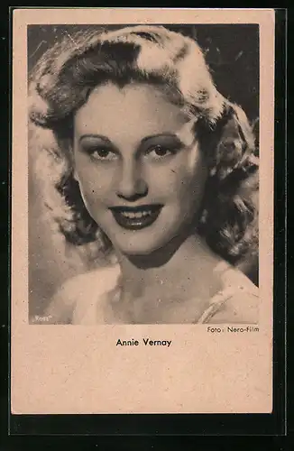 AK Schauspielerin Annie Vernay blickt fröhlich in die Kamera