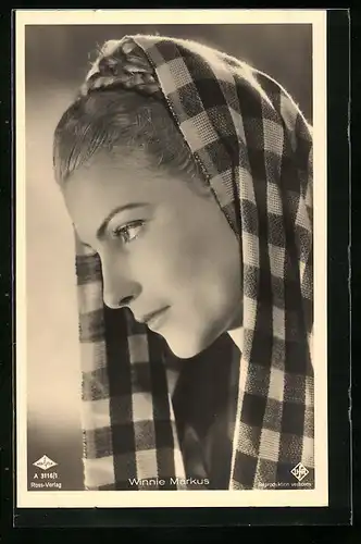 AK Schauspielerin Winnie Markus mit kariertem Umhang und geflochtenen Haaren