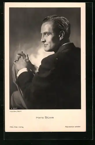 AK Schauspieler Hans Stüwe in lässiger Pose