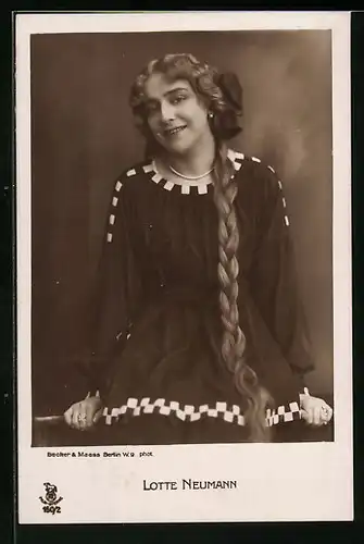 AK Schauspielerin Lotte Neumann in Lolitapose