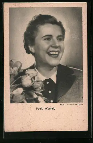 AK Schauspielerin Paula Wessely mit Blumen und fröhlichem Lachen