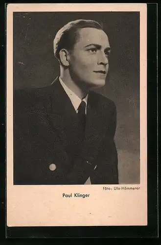AK Schauspieler Paul Klinger wirft sich in Pose
