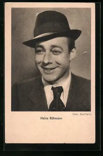 AK Schauspieler Heinz Rühmann mit Hut und Krawatte