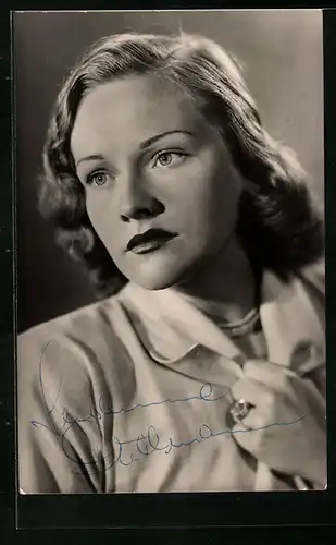 AK Schauspielerin Susanne Düllmann in verängstigter Pose