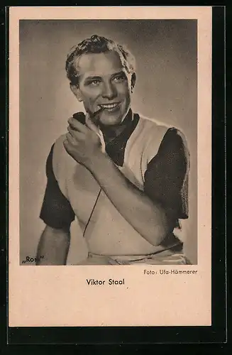 AK Schauspieler Victor Staal lässig mit Pfeife