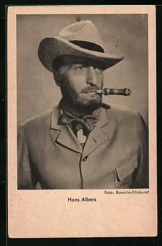 AK Schauspieler Hans Albers mit Hut und Fliege