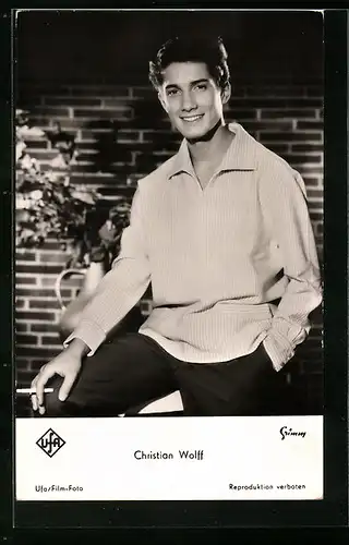 AK Schauspieler Christian Wolff lässig mit Zigarette