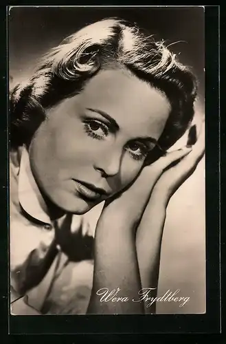 AK Schauspielerin Wera Frydtberg in nachdenklicher Pose