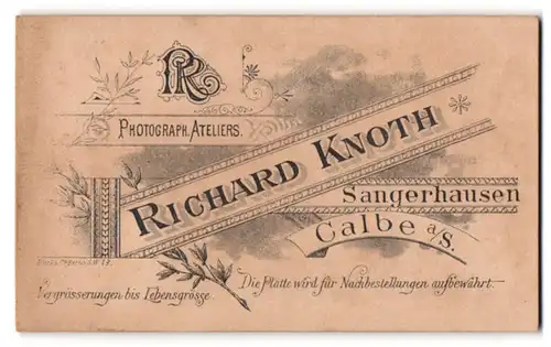 Fotografie Richard Knoth, Calbe a. S., Sangerhausen, Monogramm des Fotografen und Anschrift