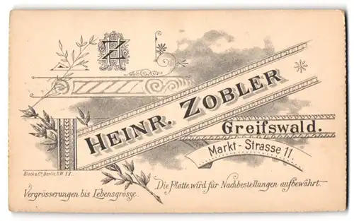 Fotografie Heinr. Zobler, Greifswald, Markt-Str. 11, Monogramm des Fotografen und Andresse auf Banderole