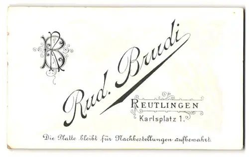 Fotografie Rud. Brudi, Reutlingen, Karlsplatz 1, Monogramm des Fotografen vor einem Fächer mit Pfauenfeder