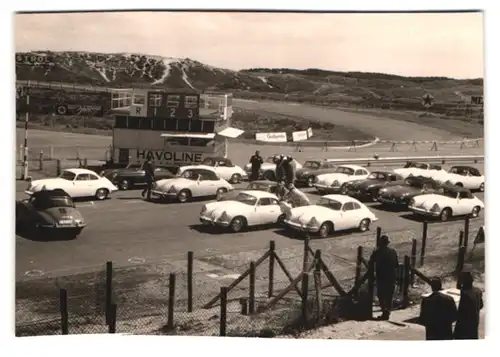 4 Fotografien Auto-Rennen, Porsche 356, Sportwagen stehen in der Startformation