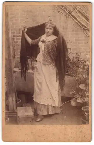 Fotografie unbekannter Fotograf und Ort, Portrait Schauspielerin Edda von Kapff im Hauskleid mit Decke posiert im Garten