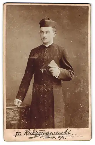 Fotografie Globus Atelier, Berlin, Leipzigerstr. 132 /135, Pastor Fr. Rudnowowieski im Talar auf Afrikareise 1902