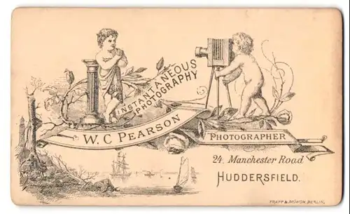 Fotografie W. C. Pearson, Huddersfield, zwei Kinder machen Foto voneinander mit Plattenkamera