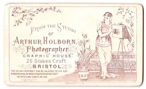 Fotografie Arthur Holborn, Bristol, 25 Stokes Croft, Frau im Kleid bedient eine Plattenkamera