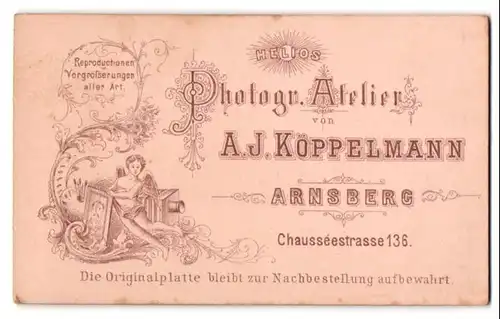 Fotografie A. J. Köppelmann, Arnsberg, Chausseestrasse 136, Engel mit Lendenschurz hällt eine Fotografie, Plattenkamera