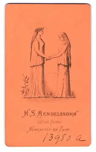 Fotografie H. S. Mendelssohn, Newcastle on Tyne, Oxford Street, Heilige hällt die arme einer jungen Frau