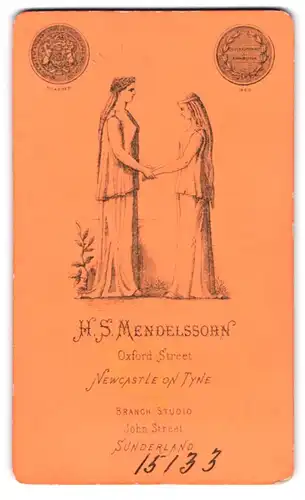 Fotografie H. S. Mendelssohn, Newcastle on Tyne, Oxford Street, Medaille und Heilige mit junger Frau