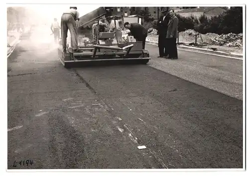 Fotografie Tiefbau - Strassenbaustelle, Linnhoff Asphaltiermaschine & Strassenbauarbeiter