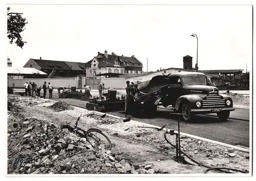 Fotografie Tiefbau - Strassenbaustelle, Linnhoff Asphaltiermaschine & Lastwagen Ford FK5500 Kipper