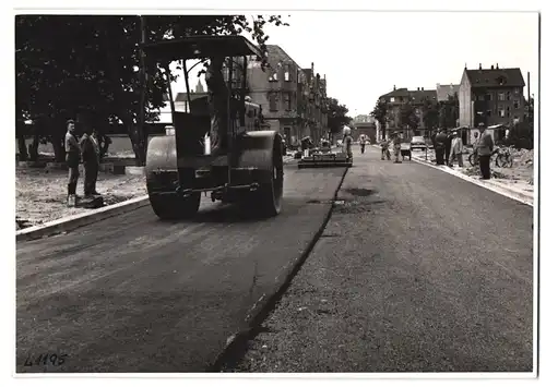 Fotografie Tiefbau - Strassenbaustelle, Strassenwalze & Linnhoff Asphaltiermaschine