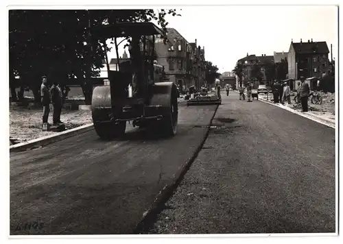 Fotografie Tiefbau - Strassenbaustelle, Linnhoff Asphaltiermaschine fährt der Strassenwalze vorraus