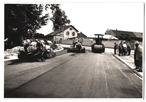 Fotografie Tiefbau - Strassenbaustelle, Linnhoff Asphaltiermaschinen und Walze im Einsatz