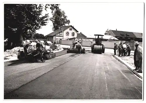 Fotografie Tiefbau - Strassenbaustelle, Strassenwalze & Linnhoff Asphaltiermaschinen im Betrieb