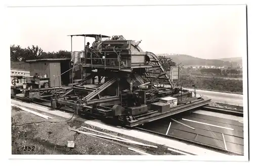 Fotografie Autobahn-Baustelle, Linnhoff Betoniermaschine legt neue Fahrbahndecke auf einem Autobahnabschnitt