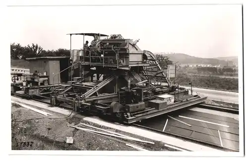 Fotografie Autobahn-Baustelle, fahrbare Linnhoff Betoniermaschine legt eine neue Fahrbahndecke