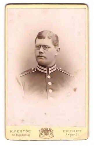 Fotografie K. Festge, Erfurt, Anger 51, Einjährig-Freiwilliger in Gardeuniform Eisenbahn Regiment Nr. 1, Zwickerbrille