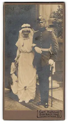 Fotografie Carl Hühner, Auerbach i. V., Kaiserstr. 29, Lieutenant der Infanterie in Uniform, Pickelhaube, Kriegshochzeit