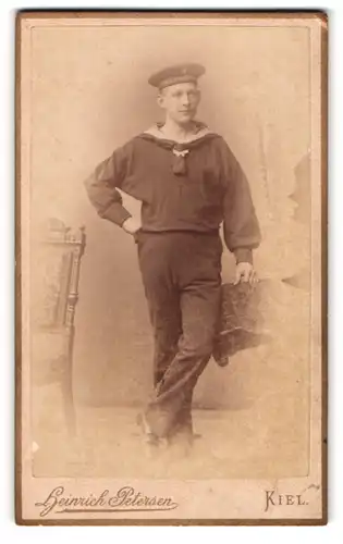 Fotografie Heinrich Petersen, Kiel, junger Matrose in Uniform mit Mützenband S.M.S. Württemberg