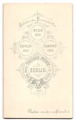 Fotografie Th. Prümm, Berlin, Unter den Linden 51, Soldat in Uniform mit 5er Ordenspange und Epauletten
