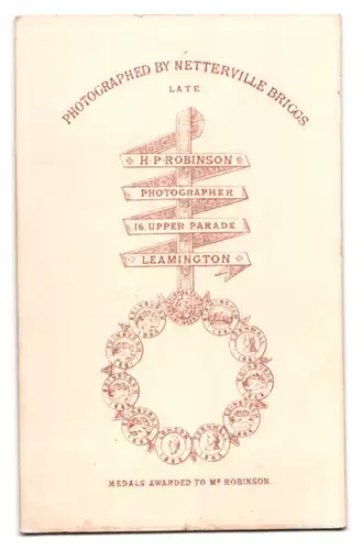 Fotografie H. P. Robinson, Leamington, 16 Upper Parade, englischer Soldat in Uniform mit Orden und Zweispitz