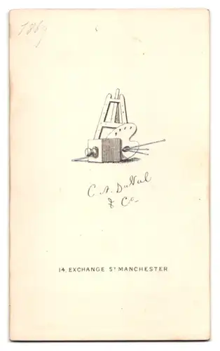 Fotografie C. A. Duval & Co., Manchester, Exeter St. 14, junge Engländerin im Kleid mit ihrem Hund auf dem Schoss, 1869