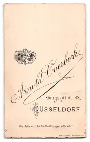 Fotografie Arnold Oberbeck, Düsseldorf, Königsallee 43, General in Uniform mit Orden und Samtmantel