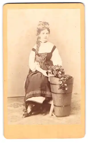 Fotografie Fr. Haarstick, Düsseldorf, junge Frau als Weinkönigin im Trachtenkleid mit Hottenträger