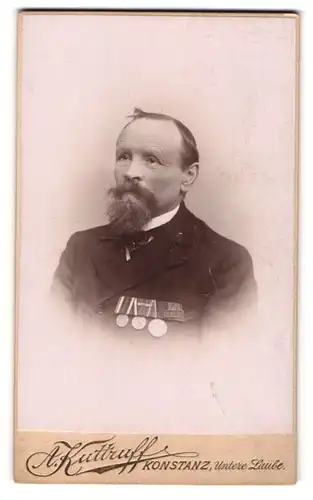 Fotografie A. Kuttruff, Konstanz, Portrait Herr im Anzug mit Ordenspange und Gefechtsspange 1866