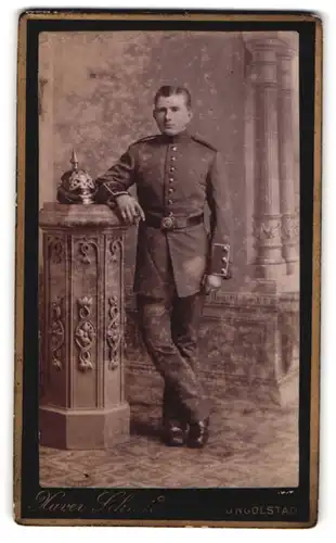 Fotografie Xaver Schmid, Ingolstadt, junger Soldat in Uniform, Pickelhaube mit Kreuzblatt alte Form 1870