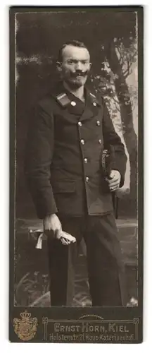 Fotografie Ernst Horn, Kiel, Matrose in Uniform mit Mützenband S.M.S. Zaehringen, Kaiser Wilhelm Bart